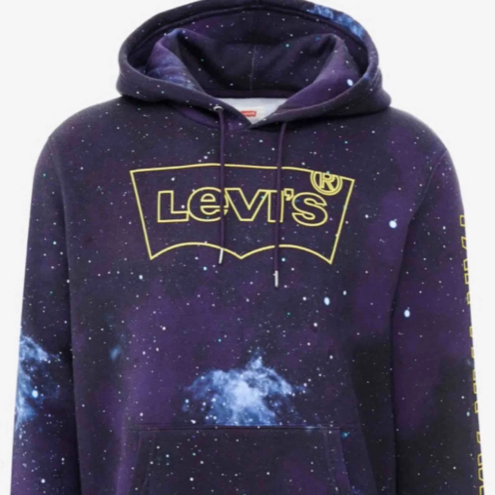 Levis Hoodie med Star Wars tryck.Aldrig använd. Är ganska liten i storleken, så den är mer L än XL.Betalning:swish.Kan skicka tröjan,men swish betalning först och du betalar portot. . Hoodies.