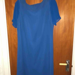 - Fin blå midiklänning till knäna. Storlek: L  Pris: 600 kr. Finns i Stockholm.