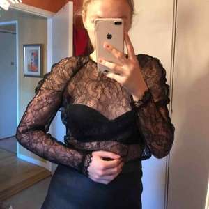  - Spetsblus, perfekt till fest🖤 aldrig använd! Frakt; 18kr