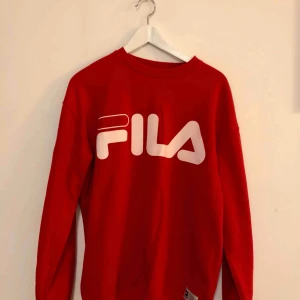  - Fila röd Sweatshirt storlek M Använd fåtal gånger 