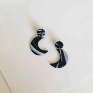  - Handgjorda örhängen, går att få även med silvriga detaljer.🌜🌛 •nickelfria  •frakt 9kr •insta: dorisclaydesign 