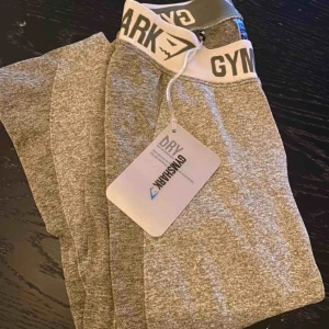  - Säljer mina nya jättefina tights från gymshark i färgen khaki/sand, då de inte riktigt passade min kroppsform!   Endast provade och därför sitter prislappen fortfarande kvar! Köpta för 550:-  Strl. XS (tyg i stretch)