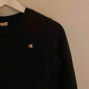  - Svart sweatshirt från Champion, liten i storleken