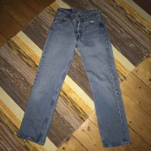  - Jättesnygga Levi’s 501’s i strl 28/30, dock väldigt, väldigt små i storleken, så kanske mer 24-25 i midjan. Passar inte mig som är en XS-S. Små jack i midjan på de, men inget som syns när de är på. Köpare betalar frakt på 79kr