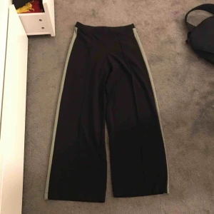  - Fina byxor, säljer för att dom kommer inte till användning. Köparen står för frakt 