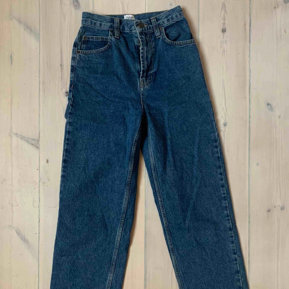 Superfina helt oanvända mörkblå jeans i 90talsstil💕. Jeans & Byxor.