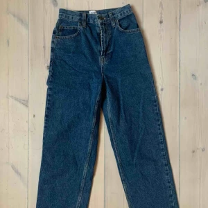  - Superfina helt oanvända mörkblå jeans i 90talsstil💕