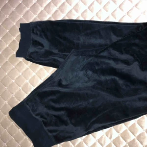  - Mörkblåa supermysiga mjukisbyxor från Cubus. Säljer pga för korta för mig🥰