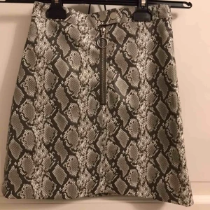  - Säljer denna coola kjol med ormskinnsimitation från H&M i storlek 32. Köpare står för frakt:59kr