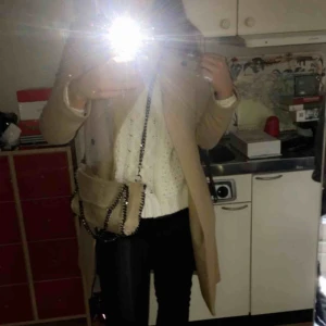  - Beige kappa från mango i strl S Köparen står för frakt