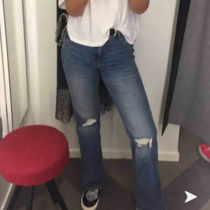 Cubus - super snygga blåa högmidjade jeans i storlek 36, säljs pågrund av att dom inte kommer till andhämtning längre!! 