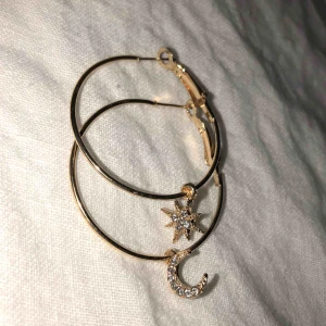  - ”Moon and star earings” guldiga ring örhängen, sjukt fina och aldrig använda, nya🌟 
