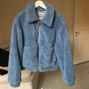  - Ljusblå teddyjacka från urban outfitters i Los Angeles, inköpspris 80$ och säljer för 450 kronor😄 Fint skick, köparen står för frakt och betalning sker via swish!!