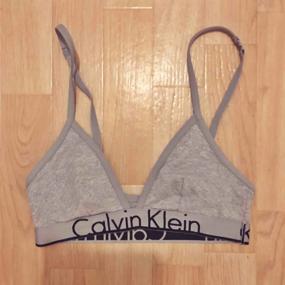 Calvin Klein bh topp! 90 kr inklusive frakt :) . Toppar.