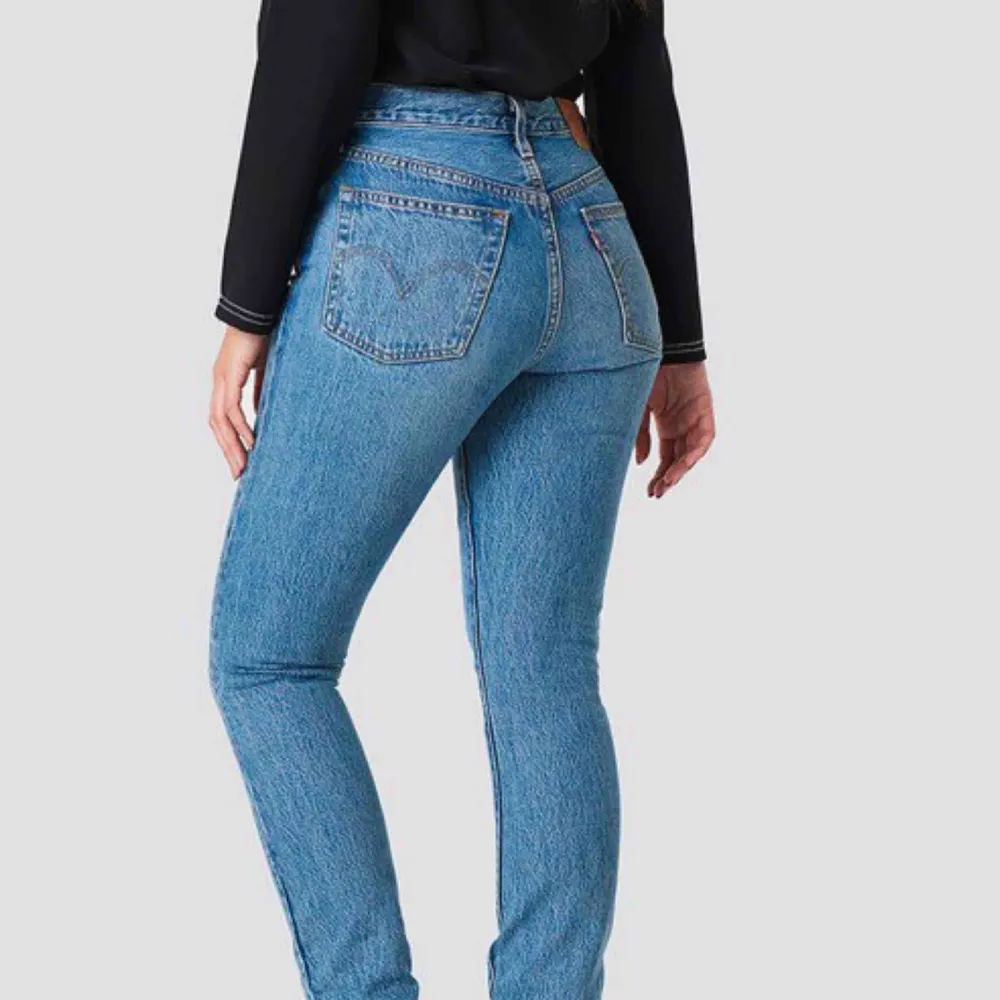 Coola Levis i modellen skinny dock är dom lite rakare i benen, sparsamt använda och säljer då dom är för stora för mig. Köparen står för frakt Originalpris 1100 kr, mitt pris 300 kr. Jeans & Byxor.