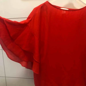  - Supersnygg julig men även somrig blus ifrån hm. Använd 1 gång, storlek 36 men passar nog även 38.  