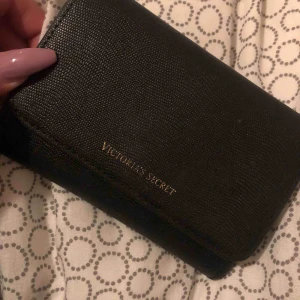  - Svart Plånbok från Victoria secret, har även en dragkedja på baksidan där man kan lägga in mynt/sedlar 💕