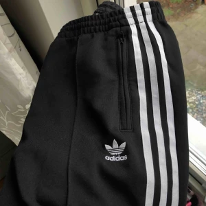  - Jättesköna svarta Adidasbyxor! Bra skick! Nypris 599kr