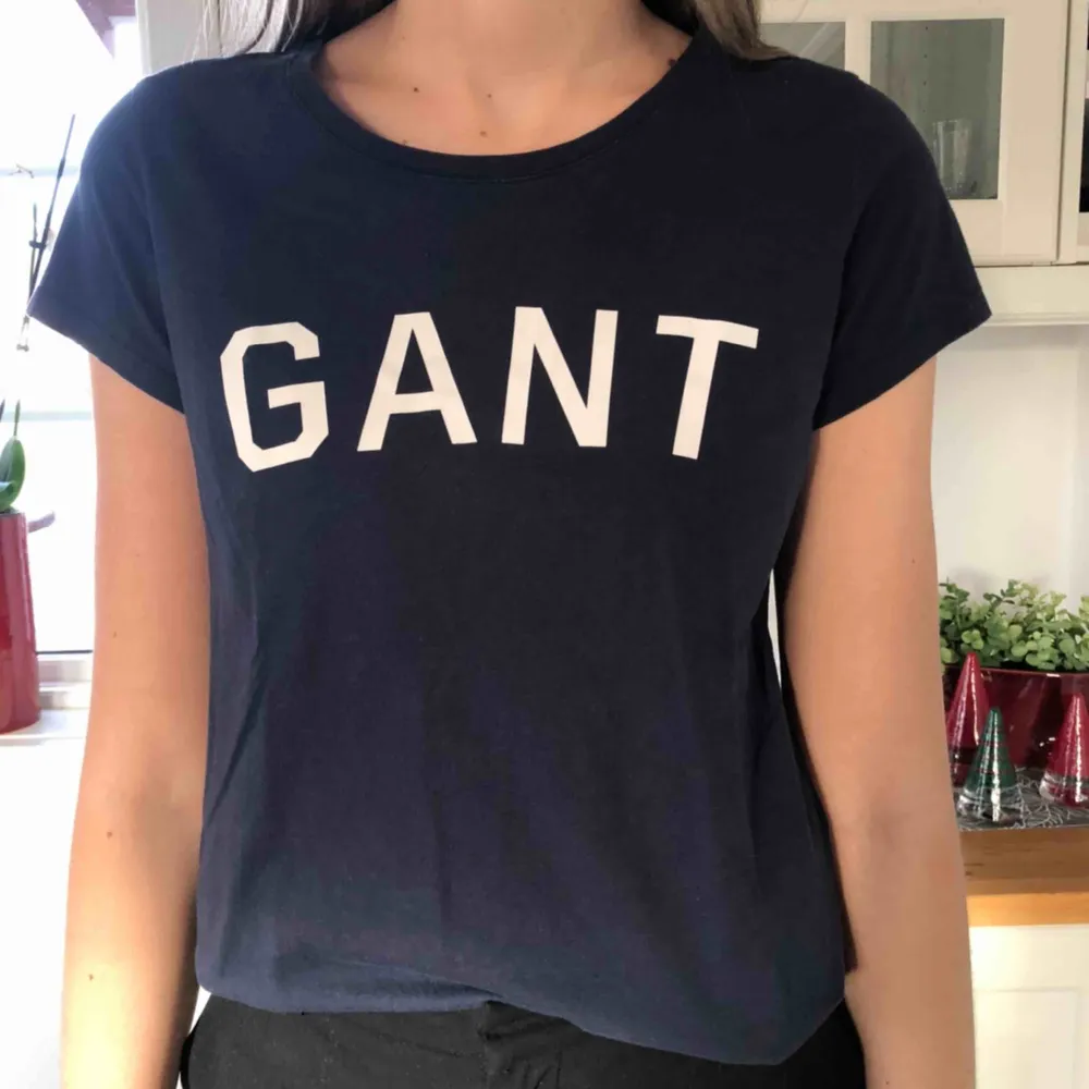 Marinblå t-shirt från Gant. Köparen står för frakt🥰. T-shirts.