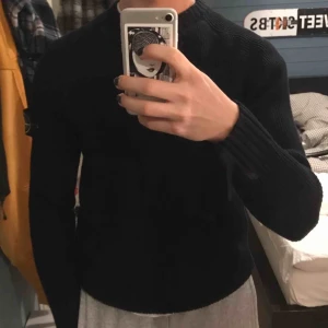  - Stone Island stickad tröja i mörkblått. Denna är använd men har hållit sig väldigt bra, inga fläckar eller något sånt!