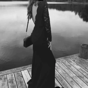  - Marinblå Balklänning från Nelly  Storlek: 36/S  Öppne rygg, fina spetsdetailjer fram och bak Använd 1 gång