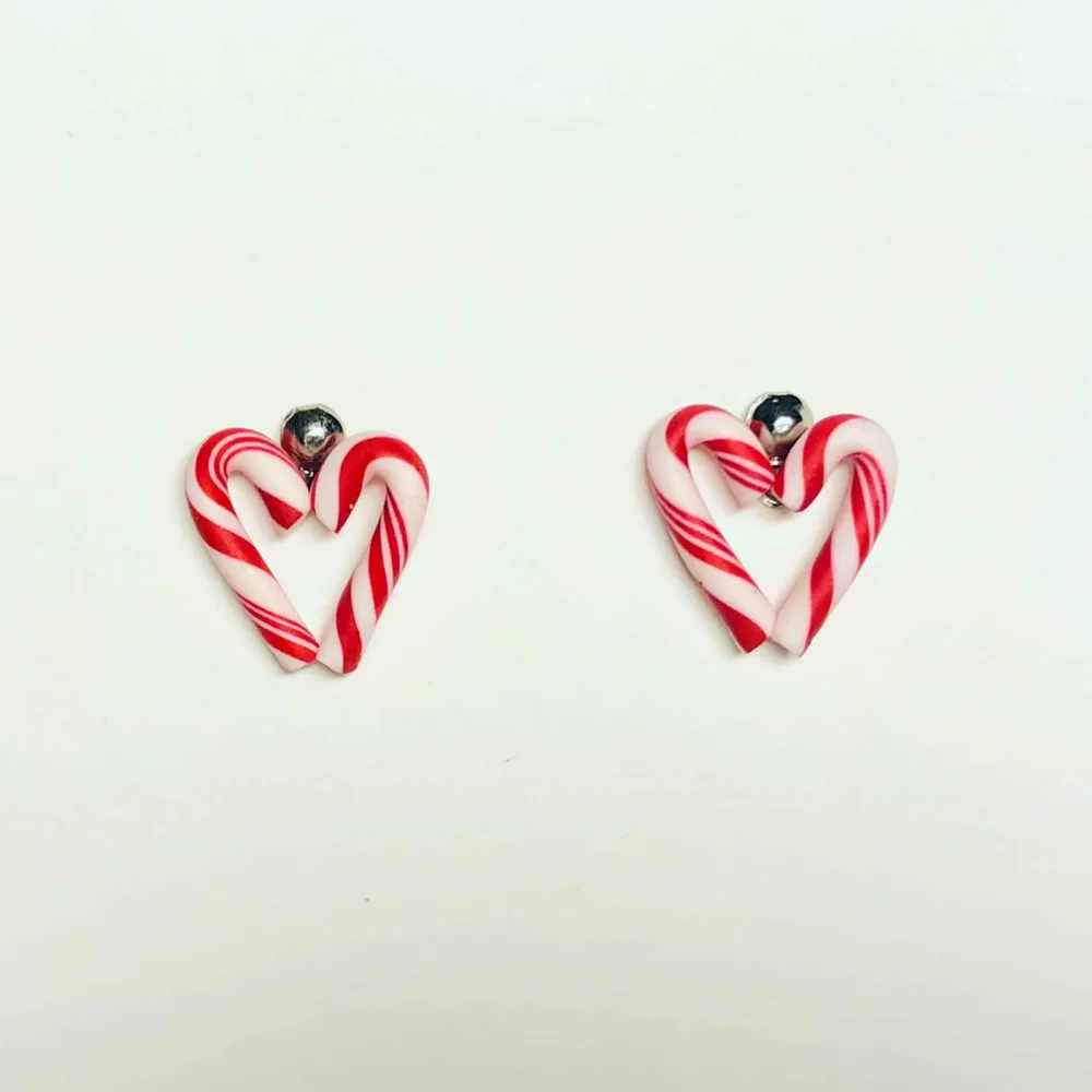 Handgjorda örhängen i form av polka-hjärtan. De är 10mm höga och 7mm breda. Nickelfria. Går även att få som halsband, nyckelring och berlock. Jag bjuder på frakten🥰 . Accessoarer.