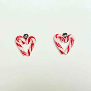 Handgjorda örhängen i form av polka-hjärtan. De är 10mm höga och 7mm breda. Nickelfria. Går även att få som halsband, nyckelring och berlock. Jag bjuder på frakten🥰 