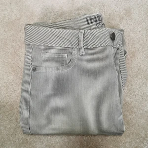 jeans - SKIT snygga jeans som sitter superfint på. Tyvärr för små. Köpte i London! 