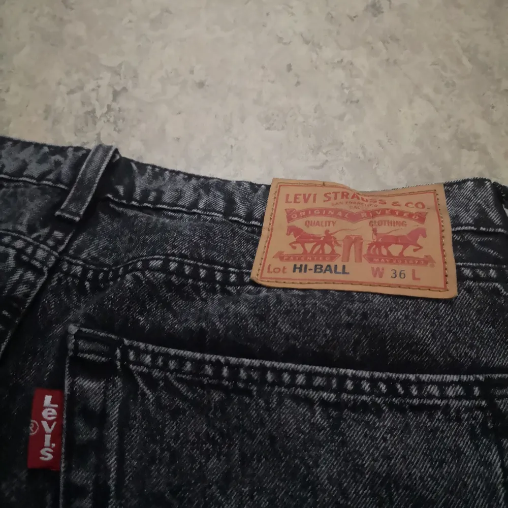 Ett par gråa jeans från Levi's som är lite för stora för mig. Tekniskt sätt helt nya då jag bara har haft på mig de 3 gånger. . Jeans & Byxor.