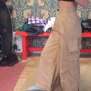  - Ett par beiga byxor från monki i storleken 32. Jag är 160 och behöver vika upp den en gång. Använd några gånger men i mycket bra skick. 😇