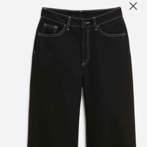  - Sjukt snygga jeans från Monki, wide svarta jeans med vita sömmar! Säljer pga för små. Original priset är 400kr. Skriv för fler bilder🥰💕💕