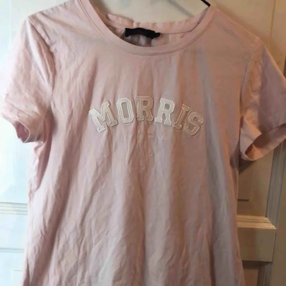 En Morris T-shirt som aldrig är använd, Storlek S men kan passa M också. Säljs för endast 300kr🥰. T-shirts.