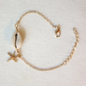  - Säjer ett jättefint snäck armband. Aldrig andvänt! Kan mötas i stockholm eller frakra för 10kr