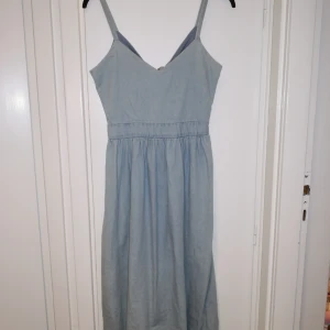  - Helt oanvänd jeans-aktig klänning från Monki, köpt för 400kr. 