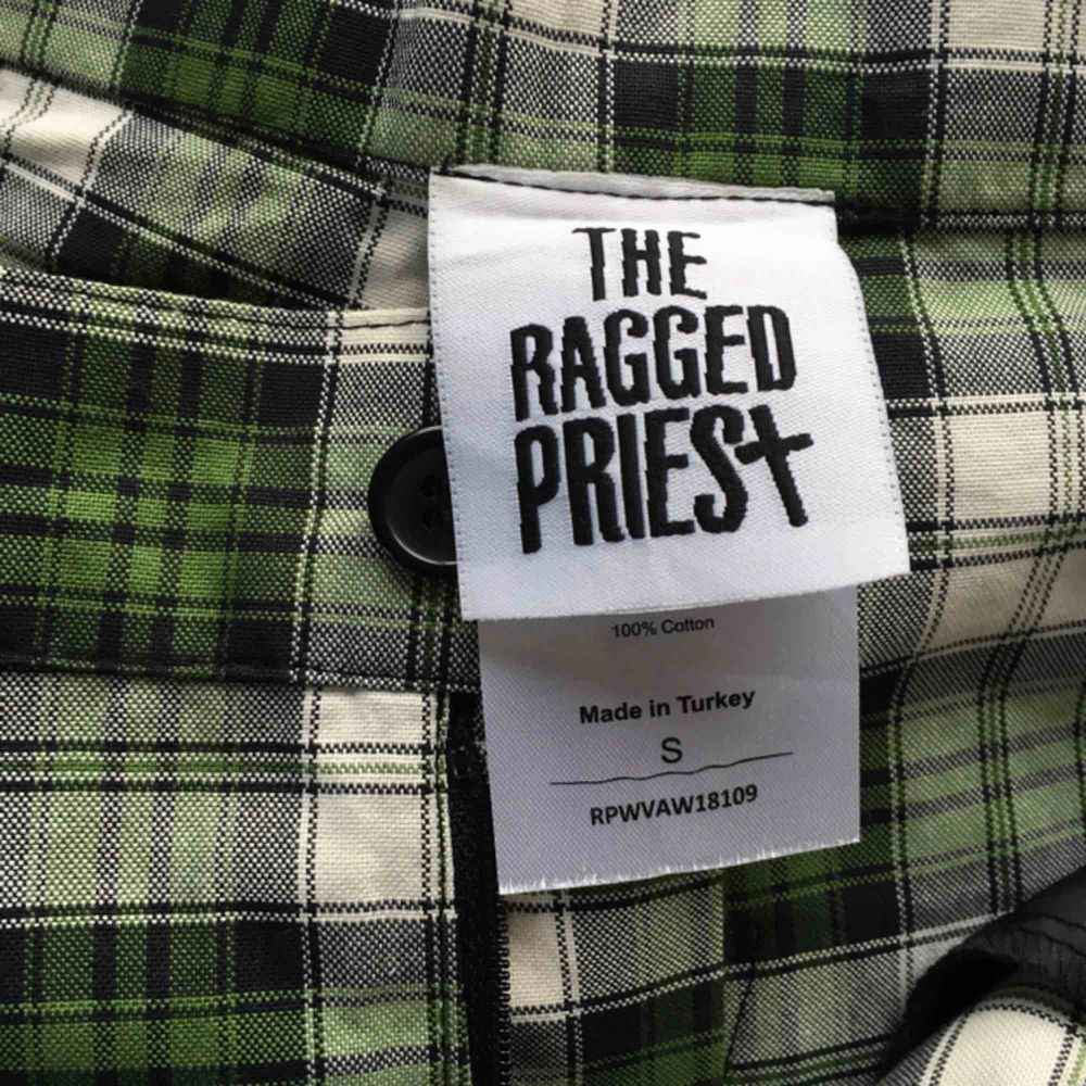 Fräna rutiga byxor från The Ragged Priest, original pris €74,95, använda en gång bara! Säljer pga för stora på mig! Passar säkert M och L egentligen. Frakt ingår💚🖤. Jeans & Byxor.