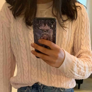  - En fin stickad rosa tröja i Stl S. Frakten kostar ca 30kr och ingår inte i priset.