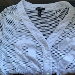 - Detta är en vit baseboll kofta från forever 21, storlek M. Jätte bra skick, aldrig använt. Den köpte jag för 3 månader sen men har inte hittat rätt tillfälle för att ha på mig den så därför säljer jag den.