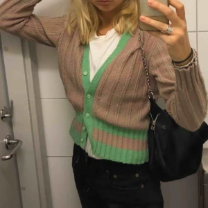  - Stickad kofta i massa fina pastellfärger med gröna detaljer. Framför inte riktigt på bild men färgerna är lite mer rosa💘