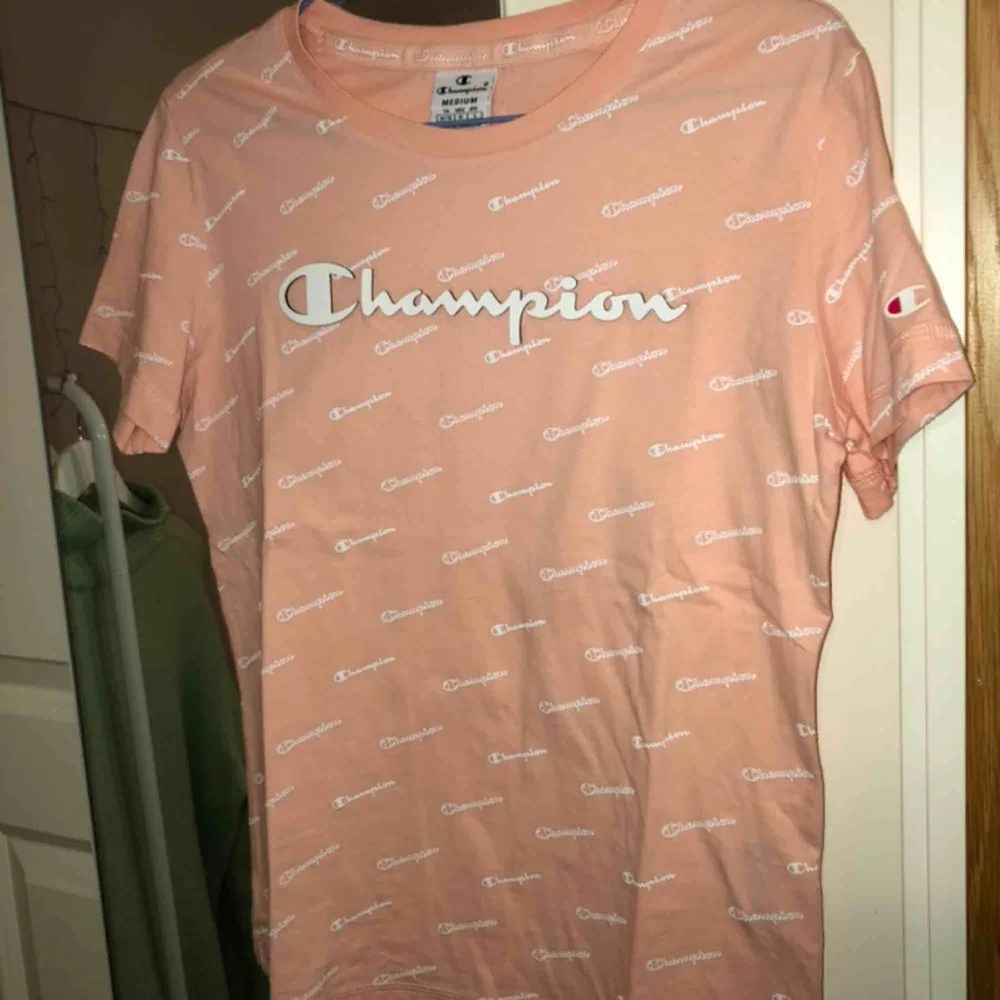 Rosa t-shirt från Champion. Aldrig använd. Skriv om det är något du undrar över💖💖. T-shirts.