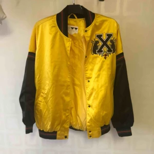  - Snygg oversized jacka från Junkyard. Perfekt inför våren och sommaren! Använd fåtal gånger förra sommaren. Men den är som ny. Frakten blir 65kr.  