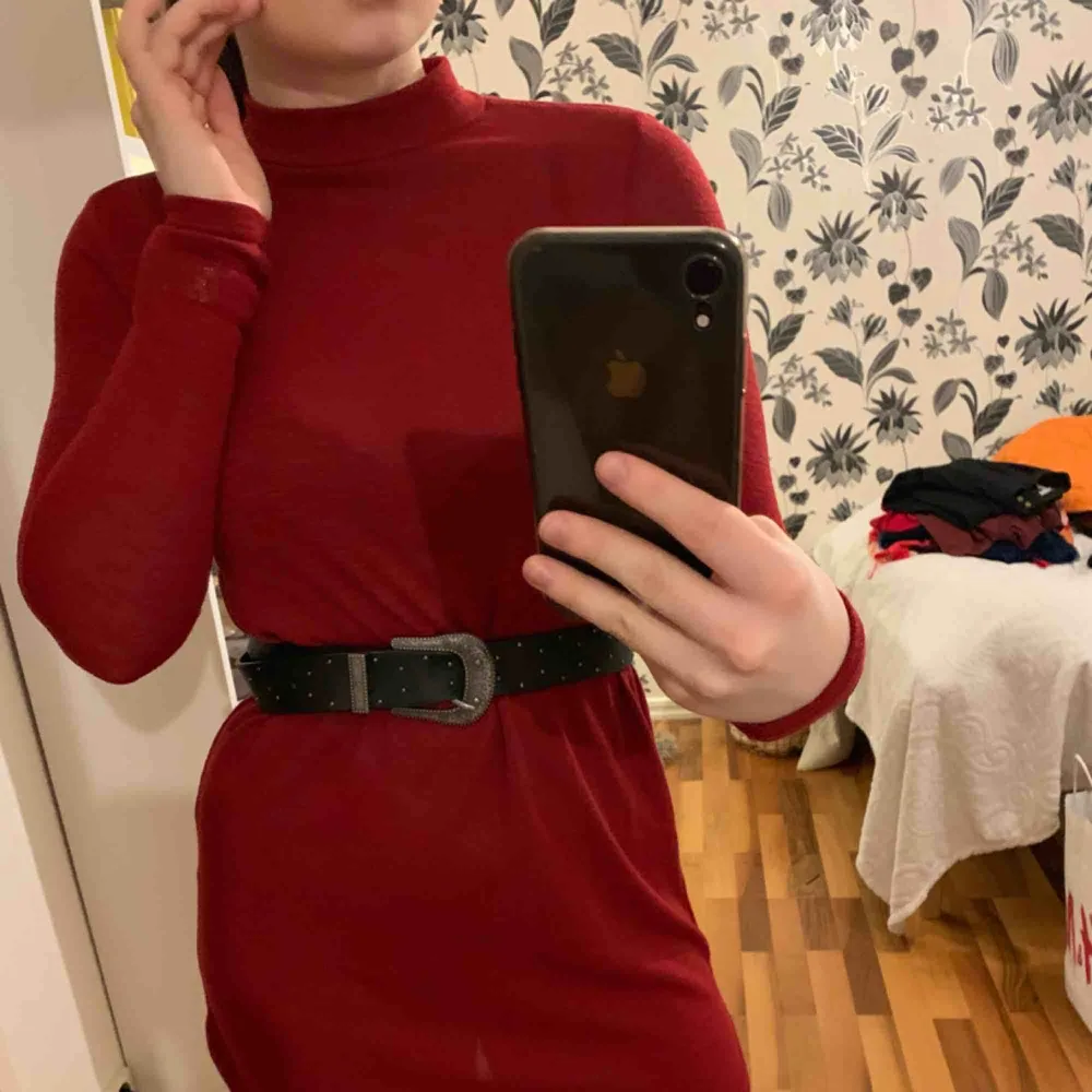 Fin röd klänning från Gina Tricot. Passar XS/S. Extra fin med ett skärp i midjan! Knappt använd, nyskick. Kan mötas upp i Växjö annars står köparen för frakt 💖. Klänningar.