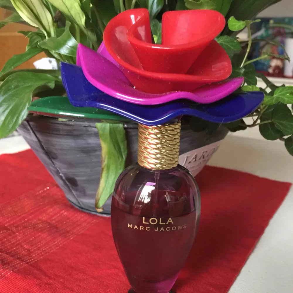 Äkta Marc Jacobs Lola parfym i 50 ml, mer än häften kvar. Endast seriösa köpare tack!! . Accessoarer.