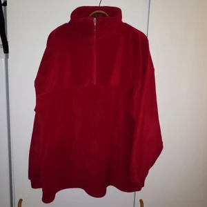 - Superfin röd fleecetröja man kan ha som tröja eller jacka. Står ingen storlek i den men passar upp till xl
