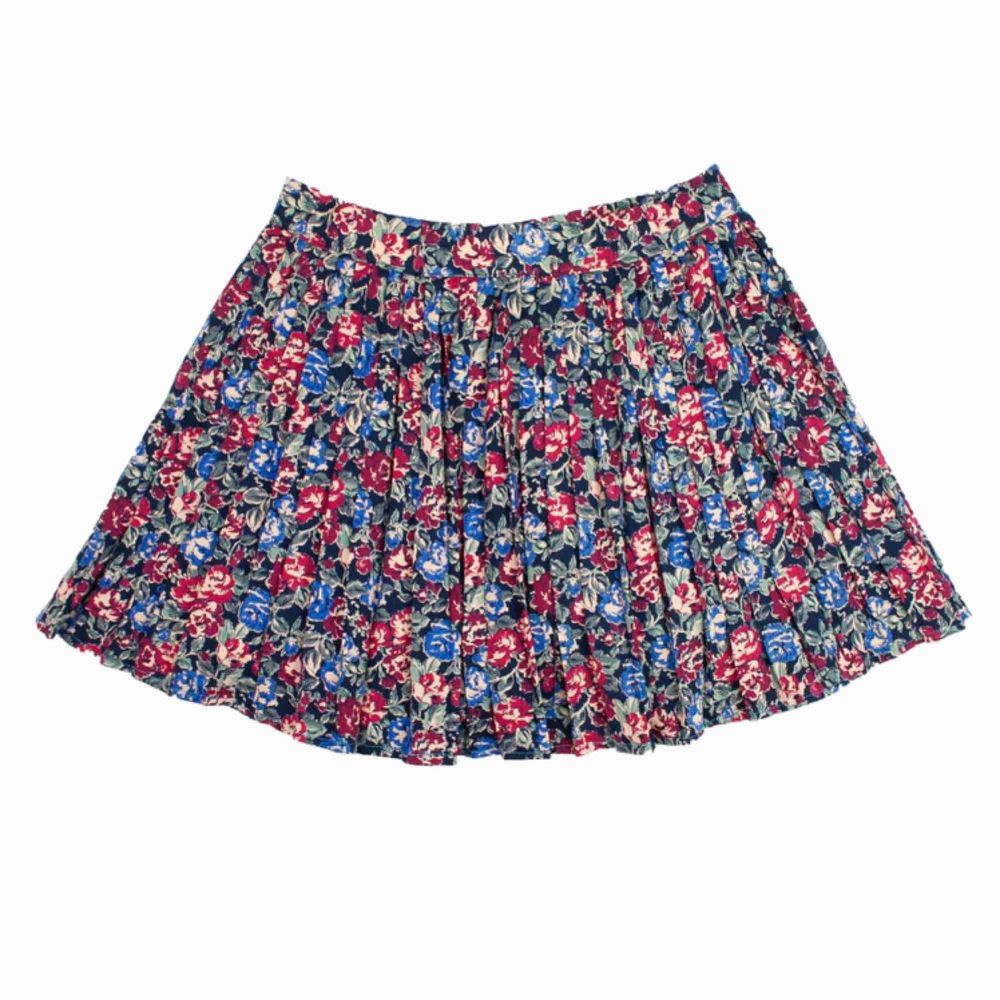 Floral patterned pleated mini skirt Liberty of London Prints ltd., Label missing, fits best S-M Measurements (flat): length: 42.5 waist: 38 Price is final! Free shipping! Ask for the full description! No returns!. Kjolar.