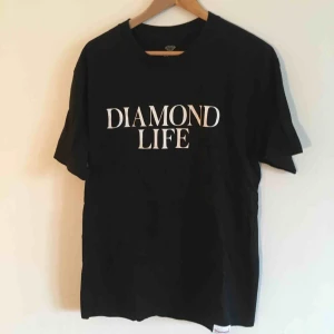 T-shirt  - Inköpt för två år sen, Sparsamt använd. Finns för upphämtning i Nyköping , kan även skickas där mottagaren står för frakt 