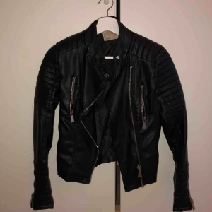  - Svart jacka i läder, använd fåtal gånger. Nytt skick
