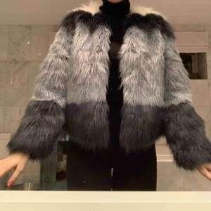  - Pälsjacka från Zara Woman i nyskick, storlek M men upplevs som s/m. Bra längd, hel och supersnygg! 