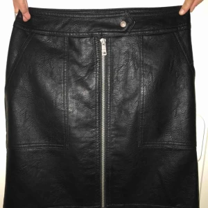  - HELT NY ”skinnkjol” i storlek 34. Nypris 330 kronor. Prislapp finns kvar. 