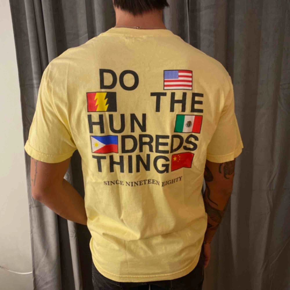 Säljer denna t-shirt ifrån the hundreds, bra skick.✌🏼. T-shirts.