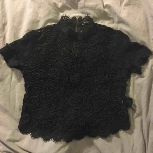  - Spets T-shirt från Zara. Köpt för ca 200. Dragkedja i ryggen. Bra skick!🌼